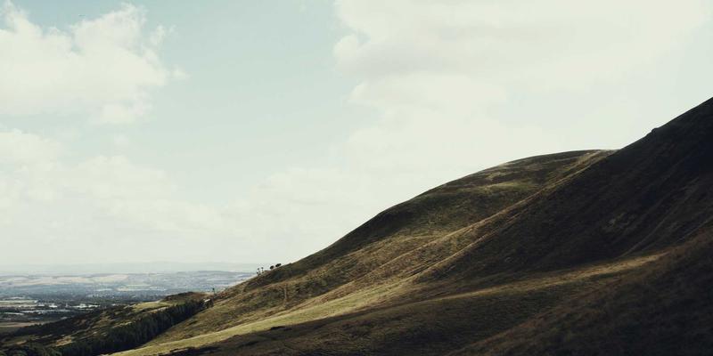 光子芯片研发进展：以光代电如何突破算力瓶颈与能耗限制，赋能未来笔记本电脑与数码产品